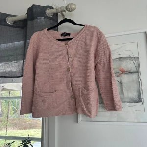 Kofta - Jättefin kofta med trekvarts ärm. Storlek L men passar mig som har XS. Pris kan diskuteras!!