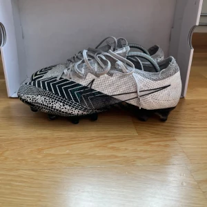 Fotbollsskor  - Nike elite, som nya i princip, sällsynta