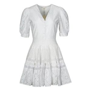 Studentklänning från Maje - En helt ny och oanvänd vit klänning från maje. Klänningen har broderat mönster och en öppen ryggdetalj. 