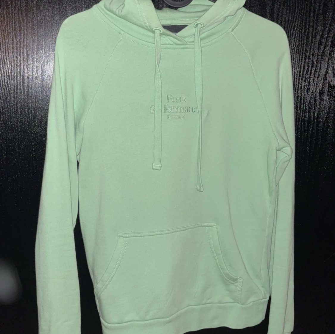 Grön hoodie från Peak Performance