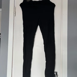 Svarta leggings - Svarta leggings från Only i storlek M.