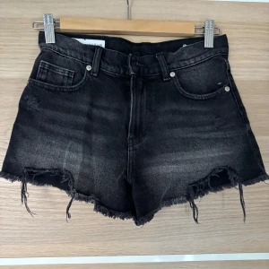 Svarta jeansshorts med fransar - Snygga svarta jeansshorts med fransiga kanter från Zara❣️ Använda fåtal gånger, storlek 152 barn men skulle säga att de även passar som xs/xxs! 
