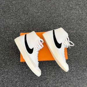 Oanvända Nike Blazer - Snygga vita Nike Blazer Mid 77 med svart swoosh. Klassisk design med hög snörning och bekväm passform. Perfekta för en stilren look. Köpta för 2år sedan men har aldrig blivit använda.