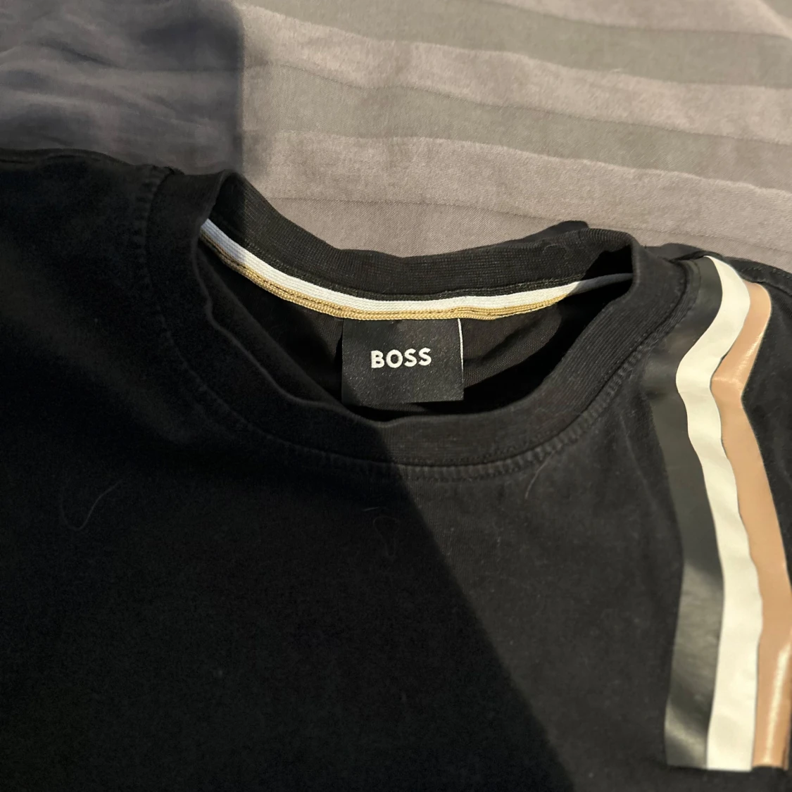 Svart t-shirt från Boss med randig detalj - 1