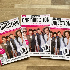 One Direction Fanbook - Säljer en One Direction fanbok från serien ICONS. Boken innehåller allt du behöver veta om det världskända pojkbandet, inklusive formation, superstardom, affischer och soloprojekt. Perfekt för fans som vill veta mer om sina idoler. Äger 3 exemplar och du får massa rabatt ifall du köper mer än 1. Original pris 129 kr st men nu bara 49 kr st. Perfekt bok för 1D fans och folk som vill sätta upp bilder i rummet. 
