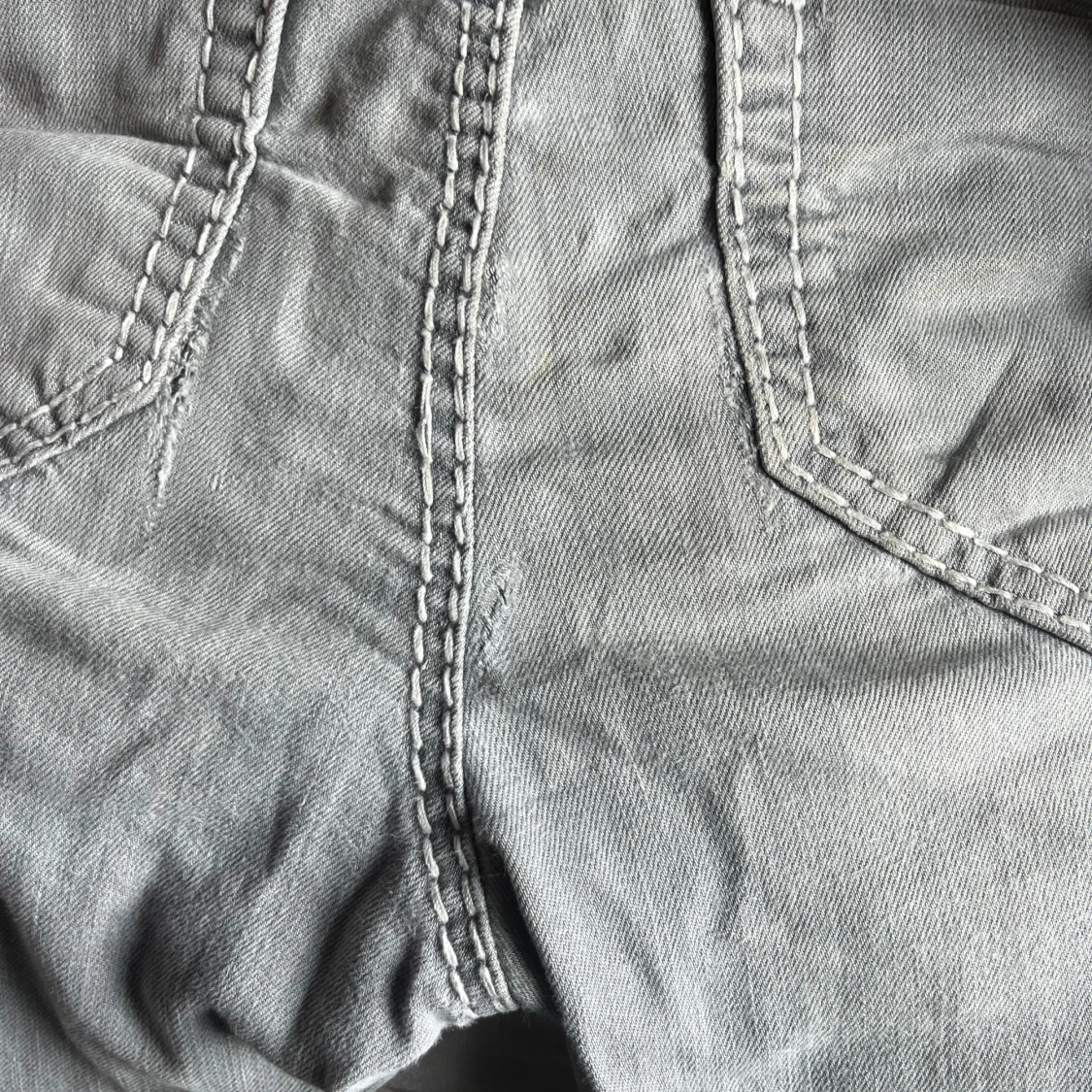 Grå jeans med vita sömmar - 2