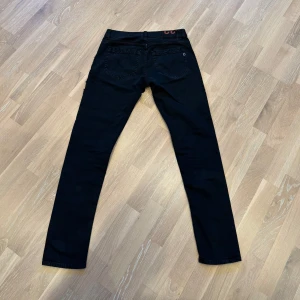 Dondup Jeans - Tja, säljer mina dondup jeans! Jeansen är i storlek 32 och är i ett bra skick. Framsidan av jeansen består av en brodering som skapar en slags slitning, kan skicka mer bilder ifall det behövs. Tveka inte på att höra av dig!