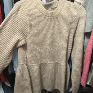 Beige stickad tröja - Säljer en söt stickad tröja som går in vid midjan. Använd ca 3ggr🩷