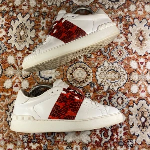 Valentino skor - Hej! Säljer nu mina skor från märket Valentino , storlek 39.5, bra skick. Givetvis äkta, Tveka inte på att höra av dig om du har frågor eller funderingar kring skorna!