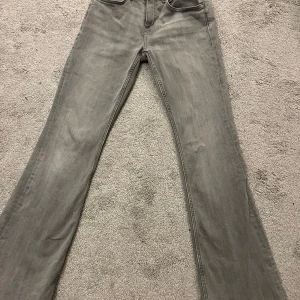 Grå jeans från Perfect Jeans - Snygga grå bootcut jeans från Gina tricot perfect jeans, i storlek 36. Perfekta för en stilren look och passar till det mesta. Använda men endast några få gånger. Kontakta mig om ni vill ha fler bilder!