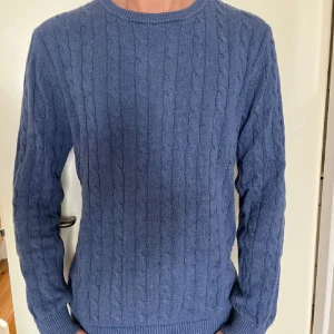 Blå stickad tröja från John Henric - Säljer en snygg blå stickad tröja från John Henric. Inga defekter väldigt fint skick som ny 8/10 .Tröjan har ett klassiskt stickat material och look. Perfekt för kyligare dagar med sin mjuka och bekväma passform. Ett måste i garderoben för stil och komfort. Passar perfekt för dig som är mellan 180-187. Skriv för funderingar osv!