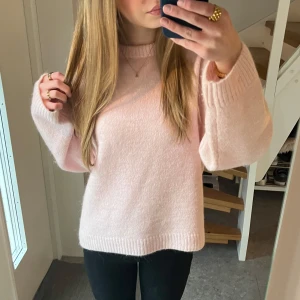 Ljusrosa stickad tröja - Mysig ljusrosa stickad tröja. Köpt i december och användts ca 4-5 gånger sedan dess. Inga defekter och inte ens nopprig. Superfin och enkel att styla!
