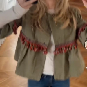 Olivgrön jacka med fransar - Säljer denna super fina jackan som är perfekt för våren!! Skriv för egna bilder❤️❤️