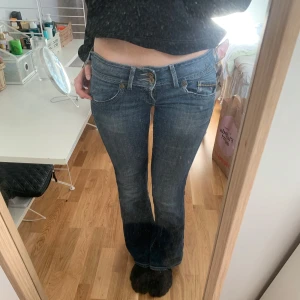 Blå jeans med bootcut - Snygga blå jeans med bootcut och låg midja. De från Tommy Hilfiger. Säljer då de e lite för korta på mig som är 175