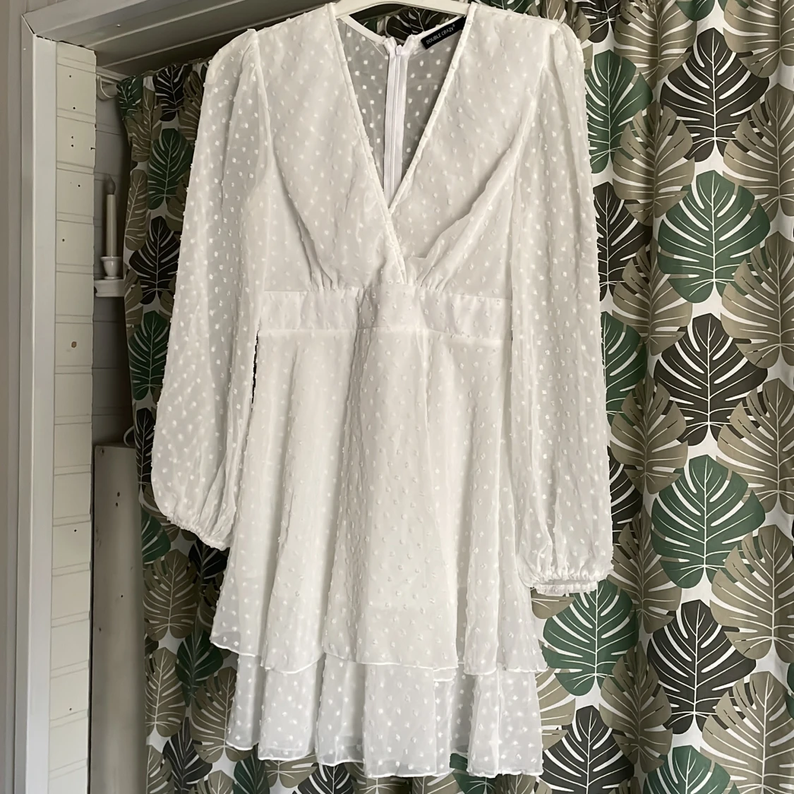 Vit prickig klänning med volangdetaljer