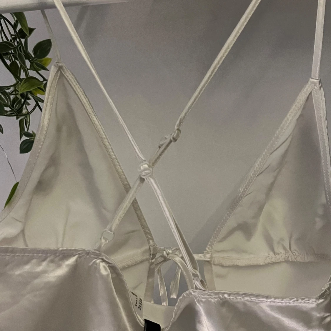 Vit satinlinne med knytband - 1