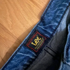 Blåa Lee West Jeans - Ett par Blåa Lee West Jeans som är i nyskick använda 2 gånger inga defekter passformen på dom är relaxed och passar perfekt till en mer avslappnad look skriv på pm om ni har minsta lilla fråga. Storlek: W32 L30  MAINKONTO @VeloceFashion