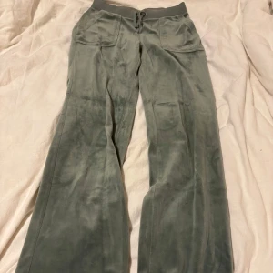 Gröna juicy - Säljer ett par gröna juicy, fint skick men ena metall knappen har lossnat i snöret. Går inte under 300kr