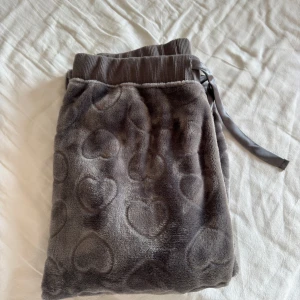 Mjukisbyxor  - Supermysiga byxor, mysiga både på insidan och utsidan! Använda max 2ggr så är som nya! TTS