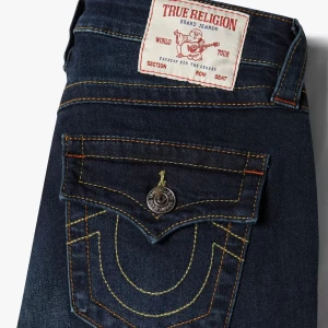 Mørkblå mid-rise jeans fra True Religion! - True Religion Jeans , brukt 2-3 ganger men er litt for store for meg🤩 Det er bootcut modellen Becca, i mørkeblå farge!  Det er en liten «skade» på nederste delen av ene buksebenet (se bilde) men syntes ikke når man bruker den💕 kan møtes i Stockholm ✨ De ble kjøpt for 1300. 