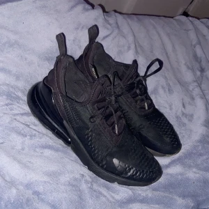 Svarta Nike skor har använt dom minst 5 gånger och har inga hål 💕 - Snygga svarta Nike sneakers med en modern design och bekväm passform. Skorna har en luftig ovandel och en robust sula för extra komfort. Perfekta för både vardag och träning.
