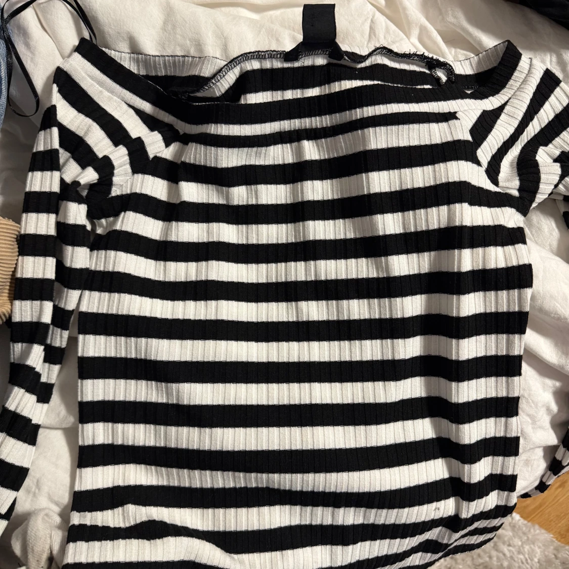 Randig ribbad tröja från Lindex, off shoulder - 1