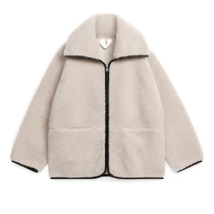 Beige teddyjacka från Boohoo storlek 36 - Mysig beige teddyjacka från Boohoo med dragkedja framtill. Jackan har en hög krage och långa ärma. 💞