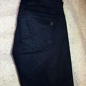 Dondup George jeans - Svarta Dondup george jeans i riktigt bra skick, inget fel på dom. Hör gärna av dig om det är något du funderar över. Leon