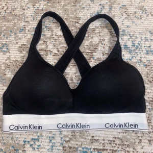 Svart bh från Calvin Klein - Snygg och bekväm svart bh från Calvin Klein. Sparsamt använd och i väldigt gott skick✨