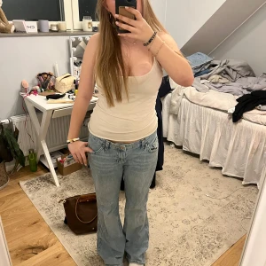 Ljusblå bootcut jeans - Snygga ljusblå bootcut. Jeansen har en lågmidjad passform. Jeansen är använda några gånger och har slitningar vid hälarna. 