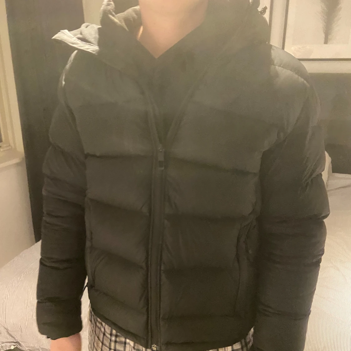 Svart dunjacka med huva