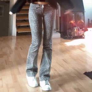 Leopardmönstrade byxor - Snygga leopardmönstrade byxor med bootcut, köpta från Nelly för 699. Säljer pga ingen användning🥰