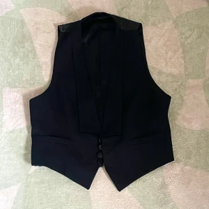 Svart väst - - second hand - sitter som storlek M - baksidan sitter löst  #aesthetic #90s #90svintage #acubi #ahs #cvnty #business #officesiren #choisan #jk