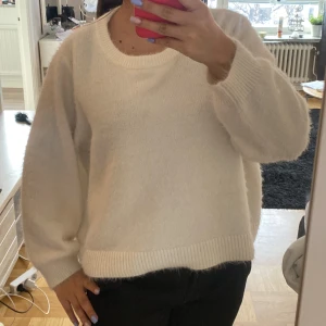Fluffig Vit stickad tröja - Snygg tröja💕 str xi, men sitter som s/m på mig💕