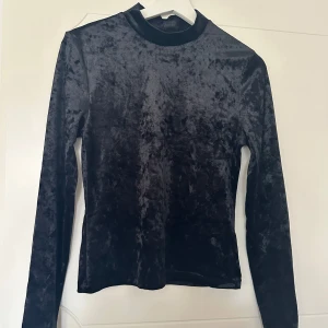 Topp - Svart fin topp i sammetsliknamde tyg. Endast använd en gång så skicket är som nytt!