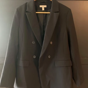 Snygg basic kavaj med indragen midja - SÄLJER Sparsamt använd i storlek 40 från H&M. Sitter snyggt i midjan. 