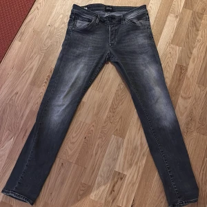 Feta gråa jack and Jones jeans slim fit - Jag säljer mina Jack and Jones jeans eftersom dom har blivit för små. Dom är inte jätte använda och ser nya ut. jeansen har snyggt slit på sig. Jeansen är slim fit. 