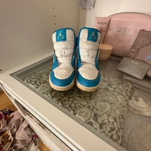 Nike Air sneakers i blått och vitt - Säljer ett par turkos/blå jordans i storlek 35,5💕skosnörena har tyvärr försvunnit och har ritade smileys på sig😉men annars ganska bra skick💕💕pris kan diskuteras 💕