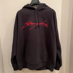 Yung Lean Hoodie Konsert - Säljer nu denna tvärfeta yung lean hoodien köpt på konserten i helgen. Provat på endast 1 gång men säljer för att den var lite för liten för mig, perfekt skick. Sjuk kvalité riktigt heavy weight o skön på insidan, exklusiv från konserten, kommer aldrig säljas eller tillverkas igen, tveka in på att skriva om ni har frågor 🙏🔥