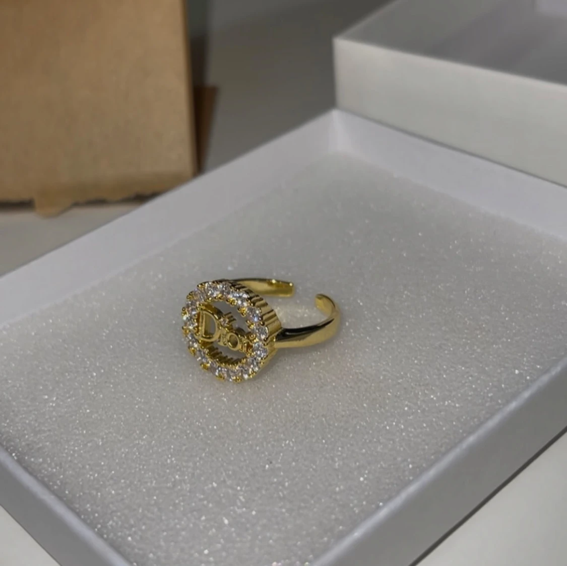 Guldfärgad ring med strass - 1