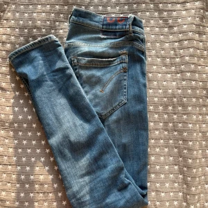 Dondup George, stl 32 - Tja, säljer ett par Dondup George jeans med en snygg blå tvätt. Jeansen är i bra skick och nypris ligger på ca 3000. Storlek 32!