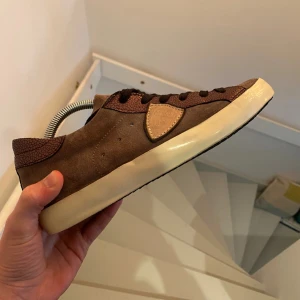 Philippe model skor - Tja säljer nu dessa Philippe model skor i väldigt bra skick, skorna är i storlek 38 men passar 39 är du intresserad eller har några frågor eller funderingar hör av dig 