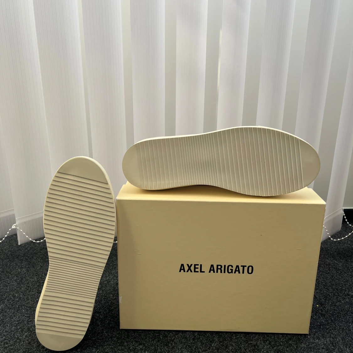 Axel Arigato vita sneakers med blå detalj - 4