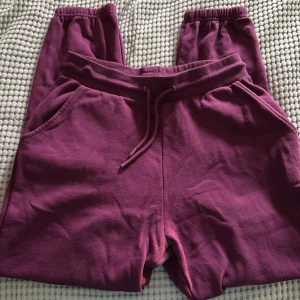 Lila mjukisbyxor  - Säljer ett par lila mjukisbyxor med resår i midjan och snörning för extra komfort. Byxorna har två sidofickor och är tillverkade i mjukt bomullsmaterial. Perfekta för chill dagar eller när du vill vara extra bekväm.