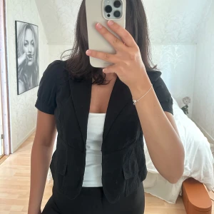 Topp - Fin topp som även går att stänga, dock är ena spännet lite löst