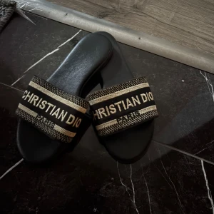 Svarta sandaler  - Använd ett par gånger men i jättegott skick 