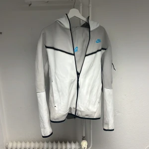 Grå Nike tech - Bra skick fast tröjan har en liten gul fläck längst ute på armen vet inte vad det kan vara men annars är dom som nya riktigt skön nu till höst och vinter passar både för killar och tjejer