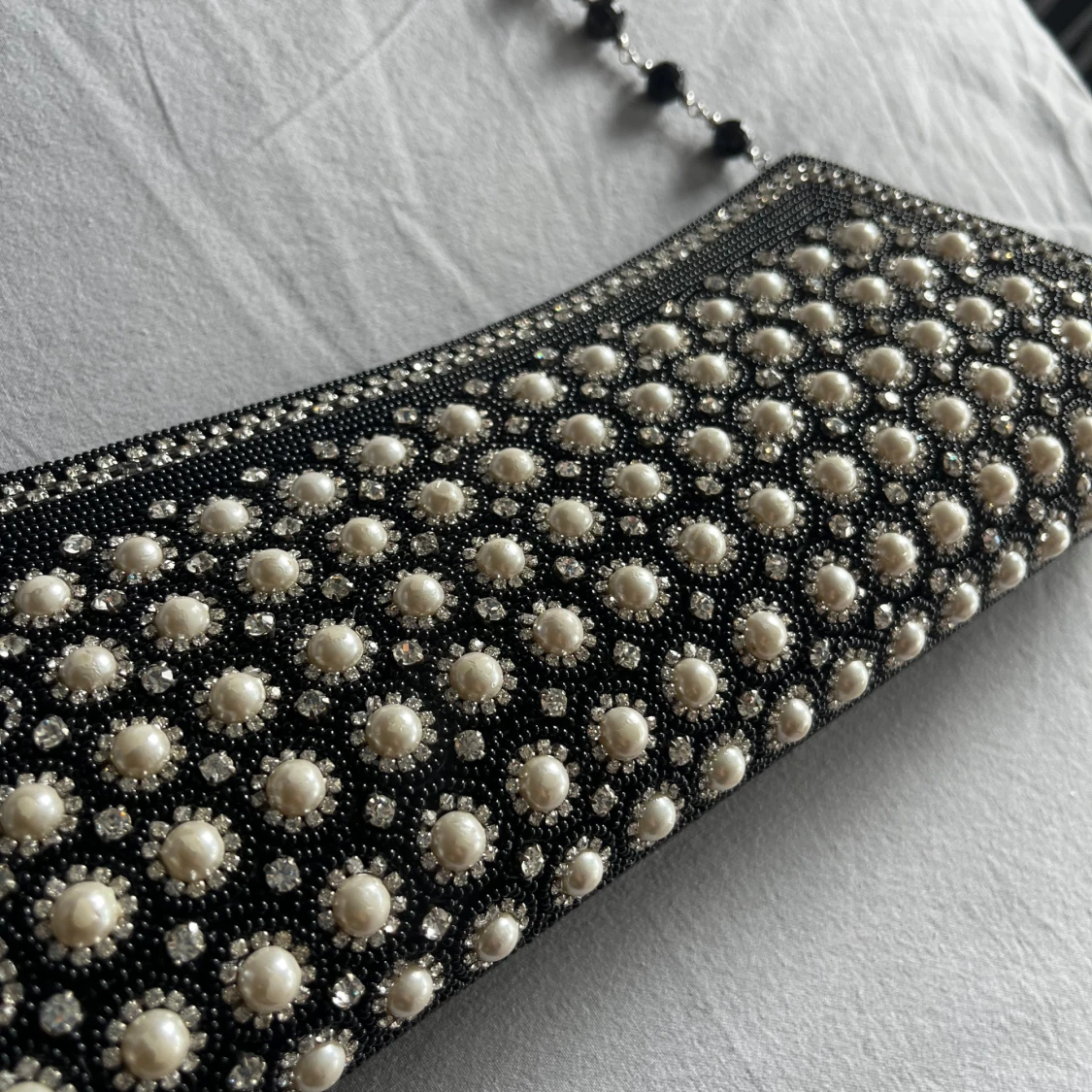 Svart kuvertväska med pärlor och kedja - 1