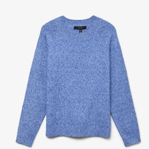 Blå stickad tröja från Vero Moda - Mysig blå stickad tröja från Vero Moda i storlek XS. Tröjan har en rund halsringning och långa ärmar, med en mjuk och lite fluffig känsla. Perfekt att slänga på sig när det är kyligt ute. Enkel och stilren design som funkar till ett par jeans, en kjol och massa annat❤️