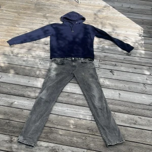 Replay Anbass  - Säljer ett par grå jeans från Replay med storleken 32x32. Liten defekt på sista bilden men syns inte när man har på sig dem eftersom det blir under liksom. Hör av dig vid fler bilder eller frågor om mått och etc…